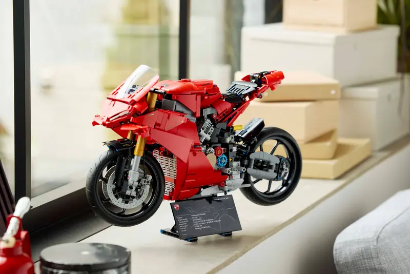 42202 Lifestyle Envr 04 en gb 1 Конструктор LEGO 42202 Technic Мотоцикл Ducati Panigale V4 S