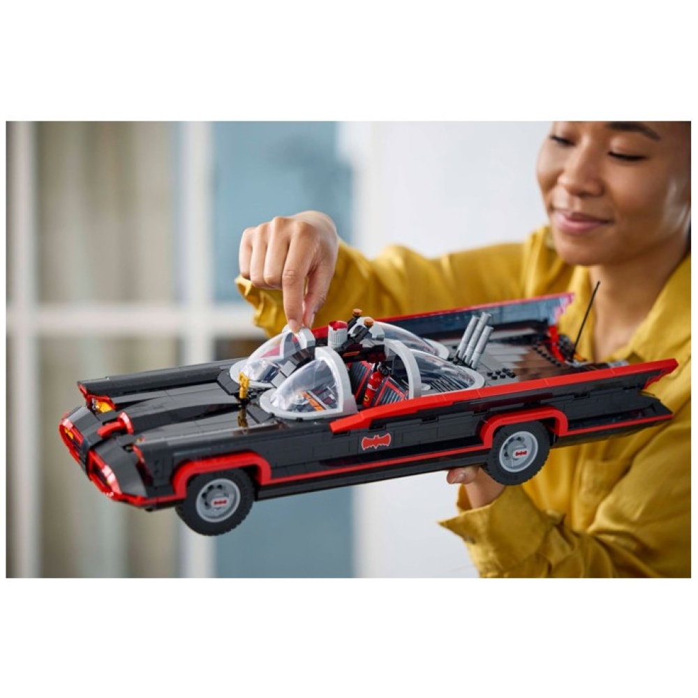 Конструктор LEGO 76328 DC Batman Бэтмен: Бэтмобиль из классического тв-шоу Фарреллом Уильямсом